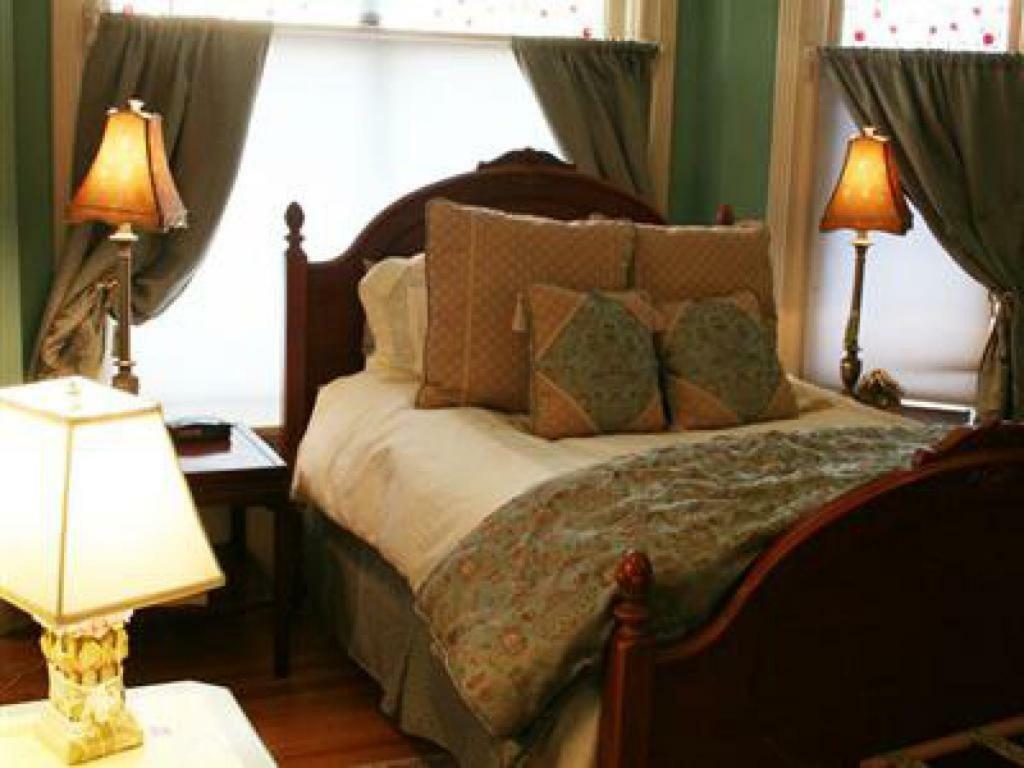 M&M Victorian Bed And Breakfast Marinette Extérieur photo