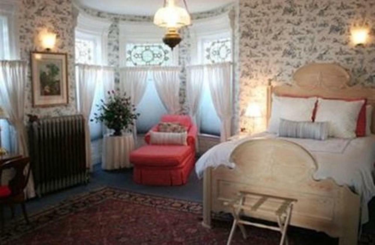 M&M Victorian Bed And Breakfast Marinette Extérieur photo
